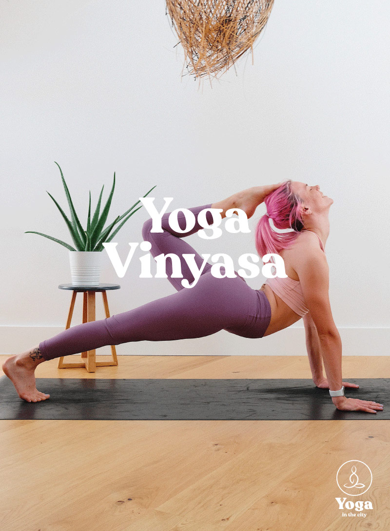 Femme qui fait du yoga Vinyasa